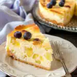 Zitronen-Blaubeer-Kuchen mit Cheesecake-Guss