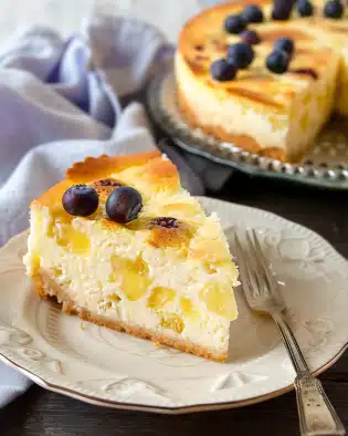 Zitronen-Blaubeer-Kuchen mit Cheesecake-Guss