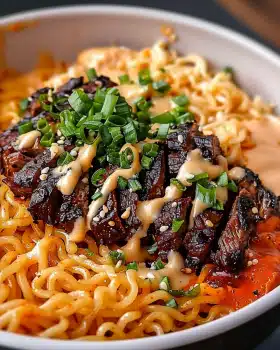 Spicy Korean Ramen mit gegrilltem Rindfleisch und cremiger Sauce