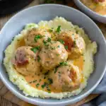 Hackbällchen in cremiger Sauce mit Kartoffelpüree