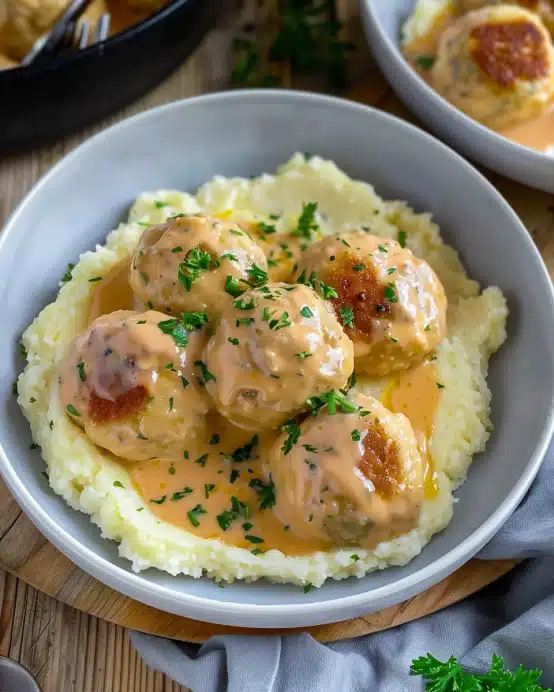 Hackbällchen in cremiger Sauce mit Kartoffelpüree