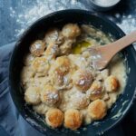 Omas herzhaft Rosenkohleintopf mit Hackbällchen