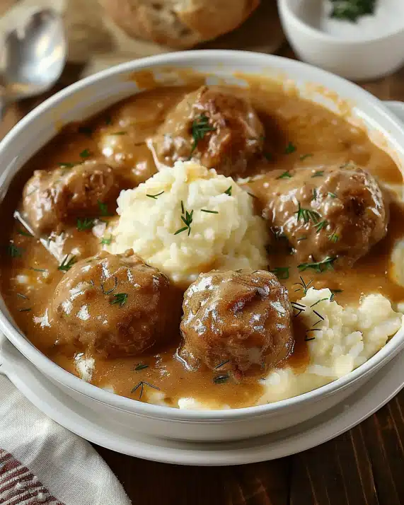 Butterzartes Rahmgulasch mit Serviettenknödel Rezept: Traditionelle Hausmannskost