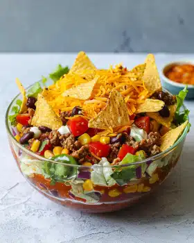 Bester Taco-Salat mit Schmand und Hackfleisch