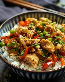 Schnelle Chinesische Hähnchenpfanne mit Reis: Ein Würziges Wok-Gericht