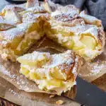 Blätterteigkuchen mit Puddingcreme und Apfel