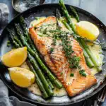 Lachs mit Knoblauchbutter, Zitrone und Spargel