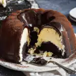 Schoko-Gugelhupf mit Cheesecakefüllung