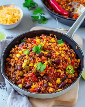 Vegane Mexikanische Reispfanne mit Bohnen & Mais