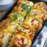 Frühstücksrollen mit Rührei, Käse und Speck